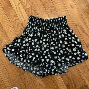 Wild Fable black daisy shorts size S